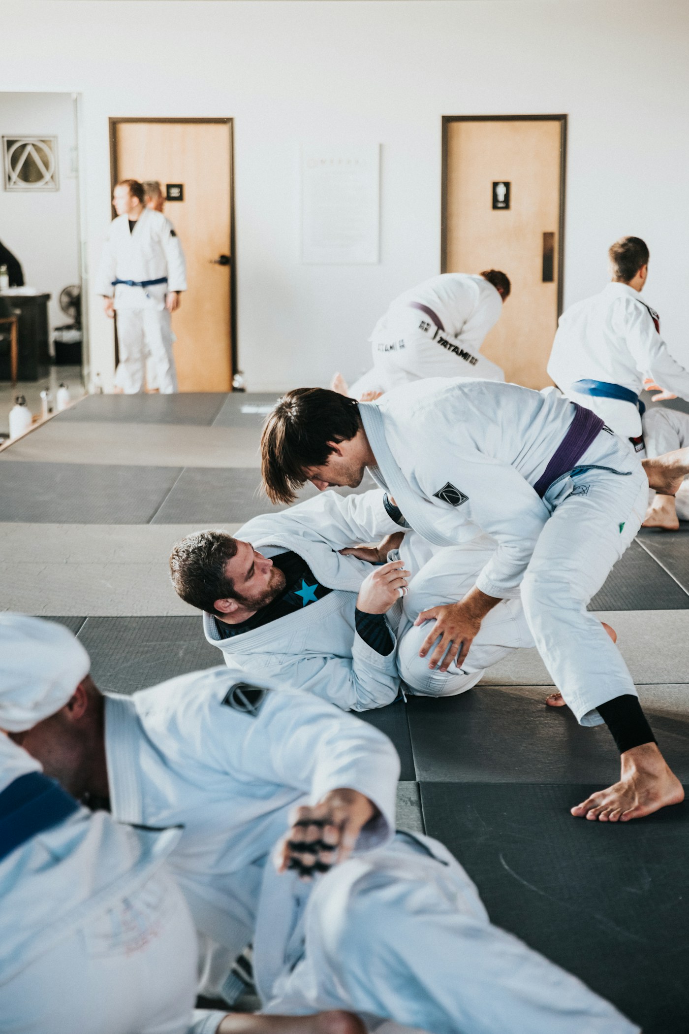 Trainingspartners oefenen een grapplingtechniek
